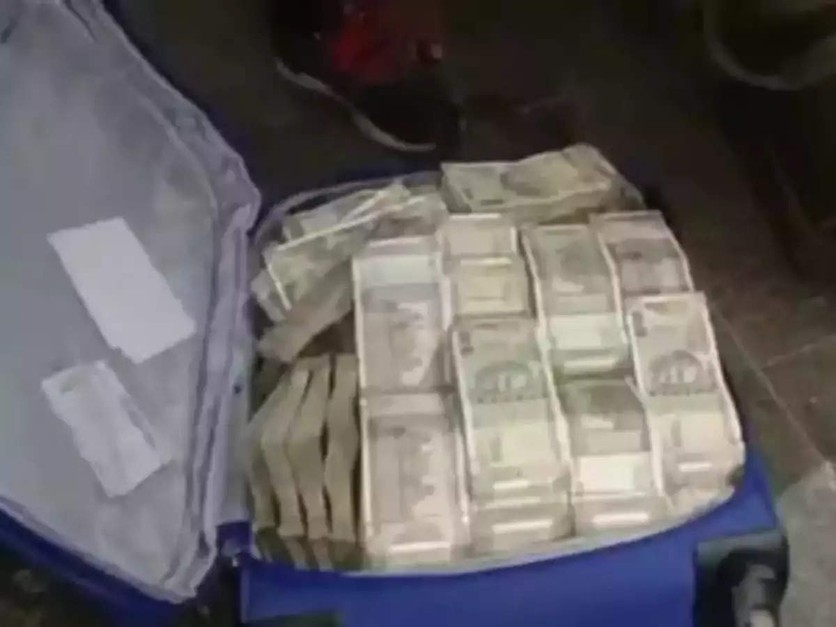 Kuber's treasure found from an ordinary looking boy in Uttar Pradesh, police surprised to see the cash